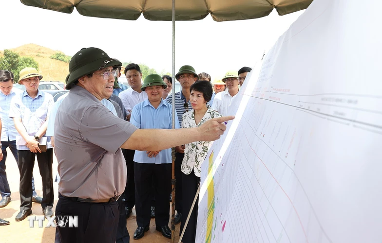 Thủ tướng Phạm Minh Chính kiểm tra dự án tuyến đường cao tốc Tuyên Quang- Phú Thọ. (Ảnh: Dương Giang/TTXVN)