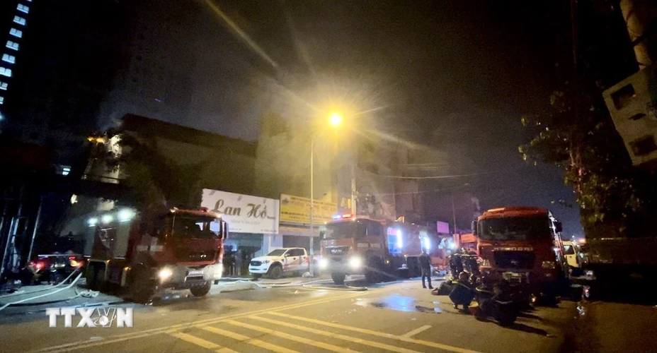  Vụ cháy xảy ra tại quán Karaoke An Phú nằm trên đường Trần Quang Diệu (phường An Phú, thành phố Thuận An, tỉnh Bình Dương) vào khoảng 21h ngày 6/9/2022. (Ảnh: Huyền Trang/TTXVN)