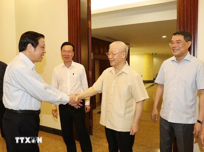Tổng Bí thư Nguyễn Phú Trọng với các đồng chí trong Bộ Chính trị, Ban Bí thư dự cuộc họp. (Ảnh: Trí Dũng/TTXVN)