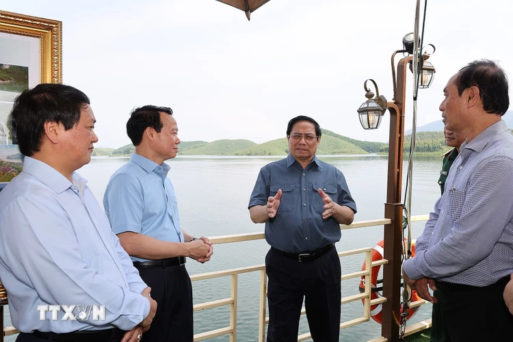 Sáng 24/9, tại Yên Bái, Thủ tướng Phạm Minh Chính và đoàn công tác đến khảo sát và nghe báo cáo về đồ án quy hoạch chung xây dựng khu du lịch quốc gia hồ Thác Bà. (Ảnh: Dương Giang/TTXVN)