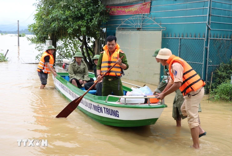 Lực lượng chức năng huyện Thanh Chương dùng xuồng máy để kiểm tra tình hình ngập lụt, vận động người dân di dời đến nơi an toàn. (Ảnh: Tá Chuyên/TTXVN)