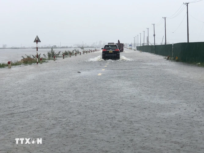 Một số đoạn đường từ thị trấn Sịa (huyện Quảng Điền) đến thành phố Huế đã bị ngập lụt, gây khó khăn cho các phương tiện đi lại. (Ảnh: TTXVN phát)