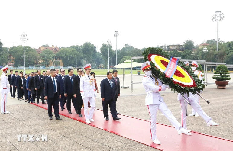 Sáng 25/10, Chủ tịch Thượng viện Vương quốc Campuchia Samdech Say Chhum dẫn đầu đoàn đại biểu cấp cao Thượng viện đã đến đặt vòng hoa và vào Lăng viếng Chủ tịch Hồ Chí Minh nhân chuyến thăm chính thức Việt Nam. (Ảnh: Phương Hoa/TTXVN)