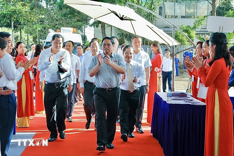 Sáng 17/11, Thủ tướng Phạm Minh Chính đến dự lễ khởi công dự án đường vành đai phía Tây thành phố Cần Thơ. (Ảnh: Dương Giang/TTXVN)