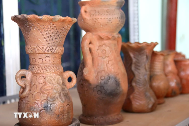 Sản phẩm gốm Chăm của làng gốm Bình Đức được làm hoàn bằng thủ công, nên mỗi sản phẩm đều mang nét đặc trưng riêng. (Ảnh: Nguyễn Thanh/TTXVN)