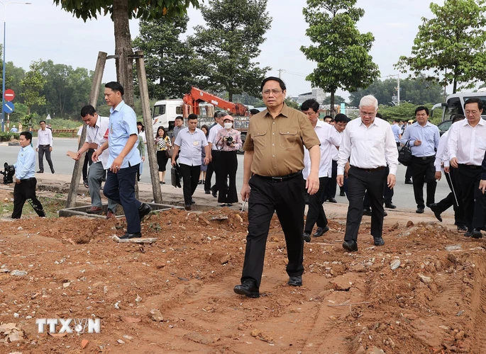 Sáng 3/12, Thủ tướng Phạm Minh Chính và đoàn công tác đi khảo sát các dự án đường giao thông, khu công nghiệp trọng điểm tại Bình Dương. (Ảnh: Dương Giang/TTXVN)
