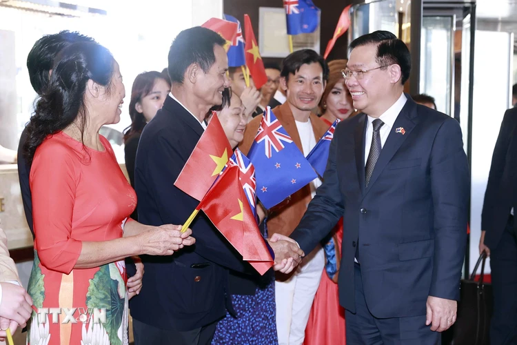 Chiều 5/12, tại thủ đô Wellington, Chủ tịch Quốc hội Vương Đình Huệ gặp gỡ cán bộ, nhân viên Đại sứ quán và cộng đồng người Việt Nam tại New Zealand. (Ảnh: Doãn Tấn/TTXVN)