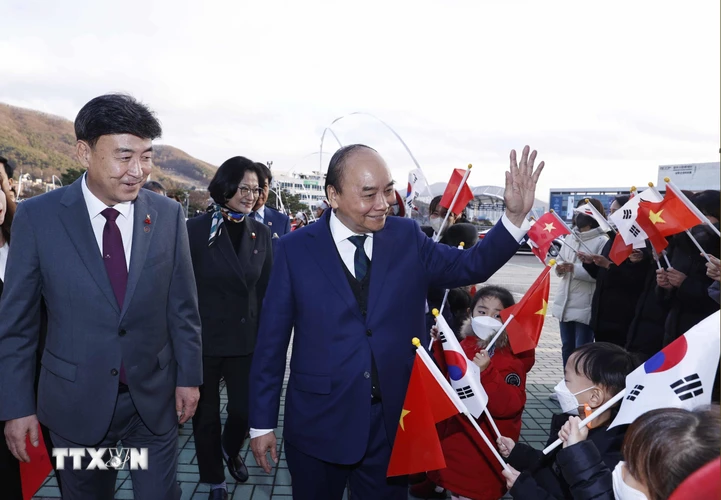 Ông Kim Dong-yeon, Tỉnh trưởng tỉnh Gyeonggi đón Chủ tịch nước Nguyễn Xuân Phúc. (Ảnh: Thống Nhất/TTXVN)