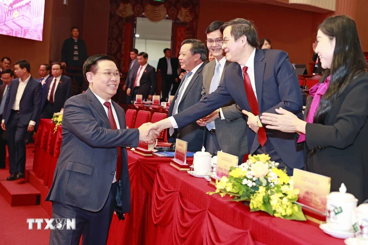 Chủ tịch Quốc hội Vương Đình Huệ với đại biểu. (Ảnh: Doãn Tấn/TTXVN)
