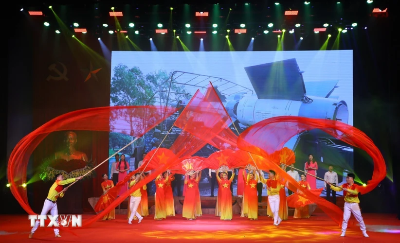 Chương trình biểu diễn văn nghệ tai lễ kỷ niệm 50 năm Chiến thắng Hà Nội-Điện Biên Phủ trên không. (Ảnh: Văn Điệp/TTXVN)