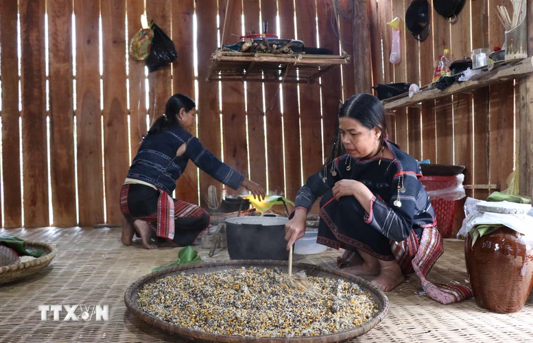 Nguyên liệu làm rượu cần gồm hạt Cào, bắp, cơm lúa rẫy được trộn đều, hong cho nguội. (Ảnh: Hồng Điệp/TTXVN)