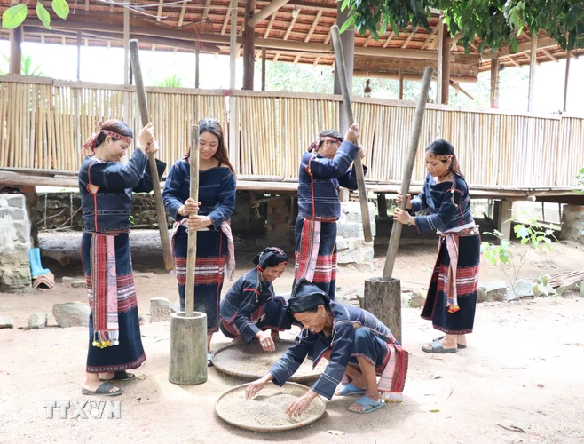 Dịp cuối năm, phụ nữ trong làng tập trung về cùng chuẩn bị các công đoạn làm rượu ghè để dùng trong ngày Tết. (Ảnh: Hồng Điệp/TTXVN)