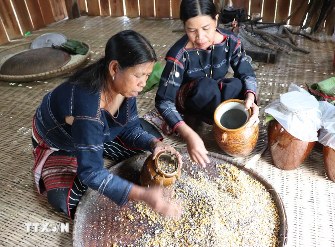 Nguyên liệu làm rượu cần gồm hạt Cào, bắp, cơm lúa rẫy được trộn đều, hong cho nguội. (Ảnh: Hồng Điệp/TTXVN)