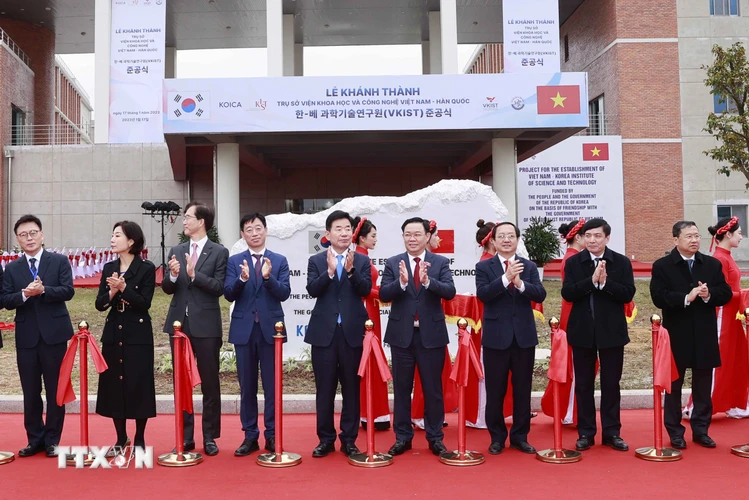 Chủ tịch Quốc hội Vương Đình Huệ và Chủ tịch Quốc hội Hàn Quốc Kim Jin-pyo với đại biểu cắt băng khánh thành trụ sở Viện Khoa học và Công nghệ Việt Nam-Hàn Quốc . (Ảnh: Doãn Tấn/TTXVN)