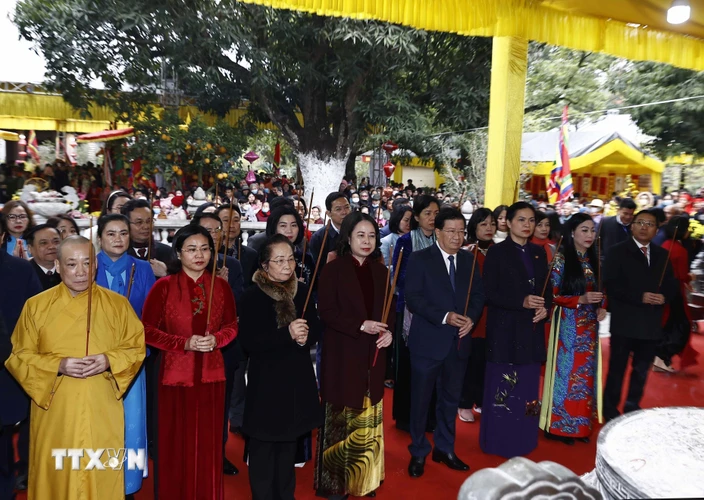 Quyền Chủ tịch nước Võ Thị Ánh Xuân và các đại biểu dâng hương tại Đền Hai Bà Trưng. (Ảnh: Thống Nhất/TTXVN)