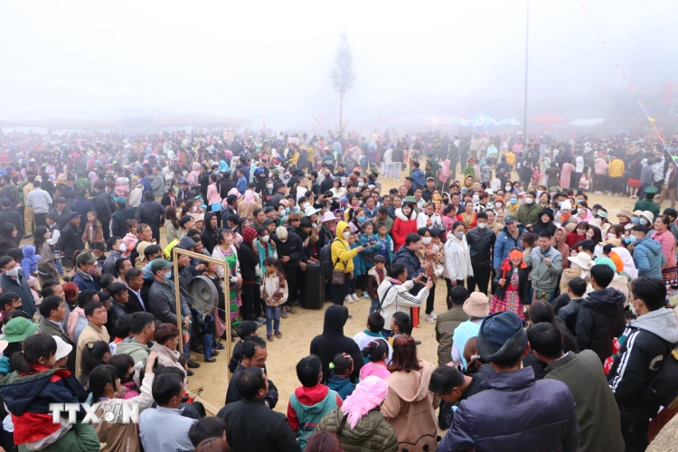 Hàng nghìn người dân trong và ngoài tỉnh Lai Châu tham gia lễ hội Gầu Tào ở huyện Phong Thổ, tỉnh Lai Châu. (Ảnh: Đinh Thùy/TTXVN)