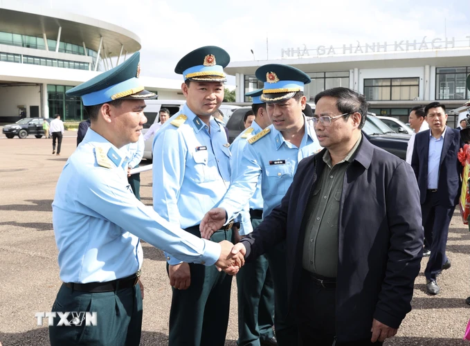 Thủ tướng Phạm Minh Chính kiểm tra dự án nâng cấp, mở rộng Cảng hàng không Phù Cát. (Ảnh: Dương Giang/TTXVN)