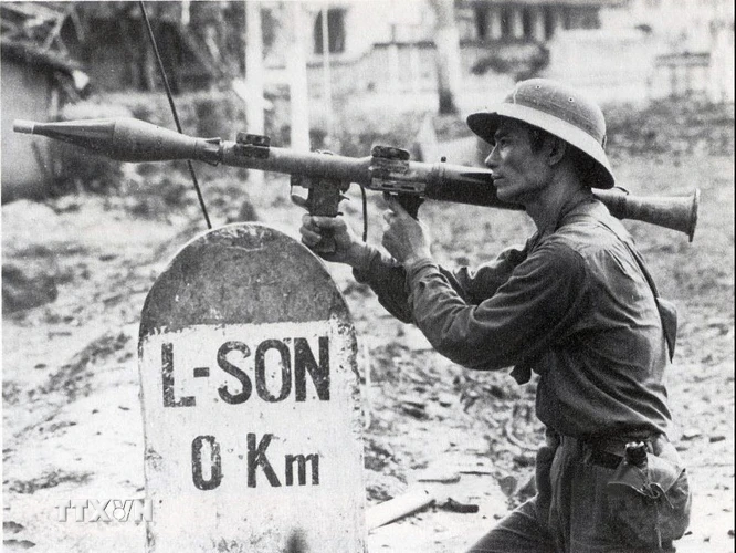 Hình ảnh người chiến sỹ cầm súng B41 hướng về phía quân xâm lược, bên cạnh là cột mốc số 0 Lạng Sơn, rạng sáng 17/2/1979 mang tính biểu tượng về cuộc chiến đấu bảo vệ biên giới phía Bắc năm 1979. (Ảnh: Tư liệu/TTXVN phát)