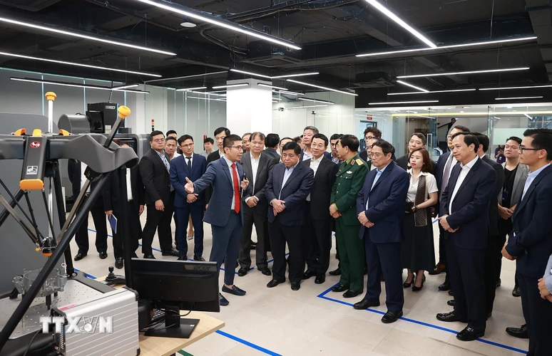 Thủ tướng Phạm Minh Chính thăm các đơn vị nghiên cứu, sản xuất trong Trung tâm Đổi mới sáng tạo Quốc gia (NIC). (Ảnh: Dương Giang/TTXVN)