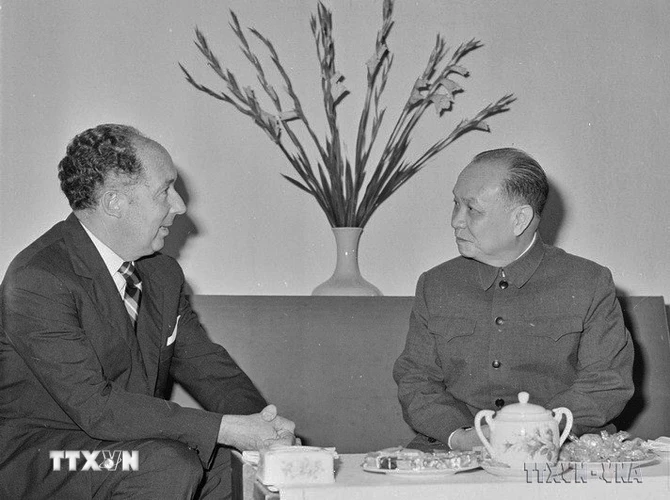 Chủ tịch Ủy ban Thường vụ Quốc hội Trường Chinh tiếp ông Jacques Groothaert, Đại sứ Đặc mệnh toàn quyền đầu tiên của Vương quốc Bỉ tại Việt Nam (Hà Nội, 4/2/1975). (Ảnh: Thế Trung/TTXVN)