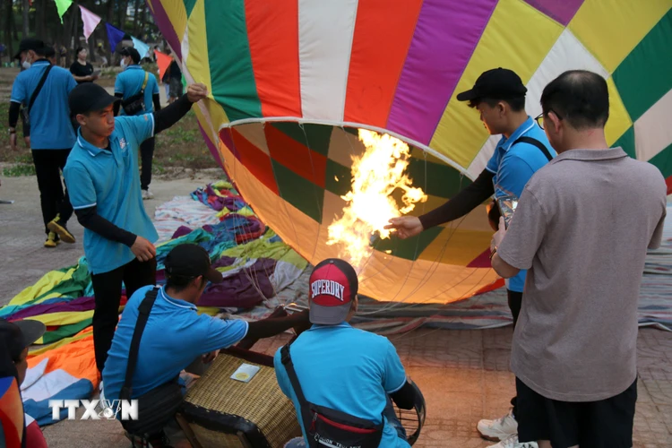 Ngay từ sáng sớm, Ban Tổ chức đã triển khai bay khinh khí cầu tại bãi biển Đồi Dương, thành phố Phan Thiết. (Ảnh: Nguyễn Thanh/TTXVN)