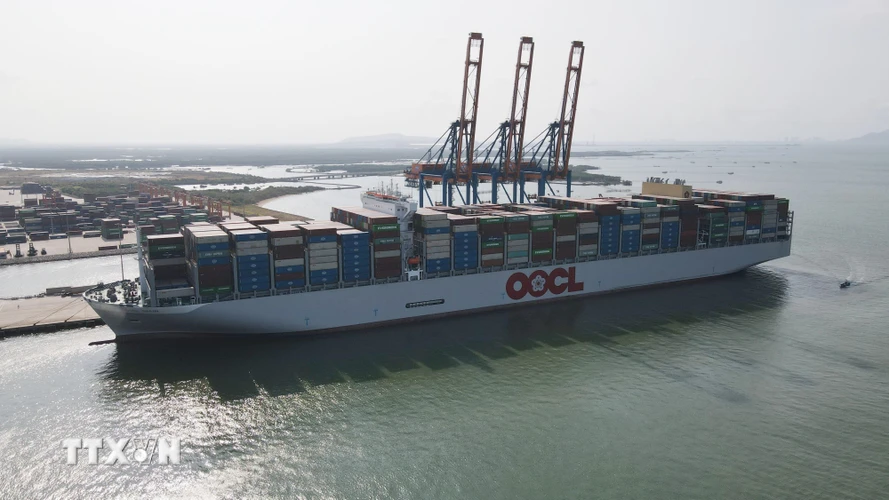 Trong hai ngày 29-30/3, siêu tàu container M/V OOCL SPAIN lớn nhất thế giới đã cập cảng Gemalink (cụm cảng Cái Mép-Thị Vải, tỉnh Bà Rịa-Vũng Tàu) và hoàn tất quá trình xếp dỡ hàng hóa. (Ảnh: Huỳnh Sơn/TTXVN)
