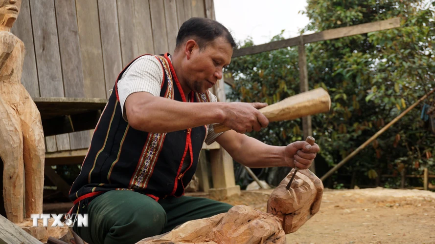 Đối với đồng bào dân tộc Mơ Nâm (nhánh thuộc dân tộc Xê Đăng) đang sinh sống tập trung tại làng Kon Du (xã Măng Cành, huyện Kon Plông, tỉnh Kon Tum), nghệ nhân ưu tú A Gông được xem như người giữ hồn cho tượng gỗ truyền thống. (Ảnh: Khoa Chương/TTXVN)