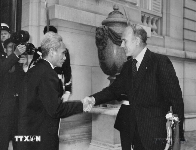 Ngày 25/4/1977, tại điện Élysée ở Thủ đô Paris, Tổng thống Pháp Giscard d'Estaing hội đàm với Thủ tướng Phạm Văn Đồng thăm chính thức Cộng hòa Pháp. (Ảnh: Thế Trung/TTXVN) 