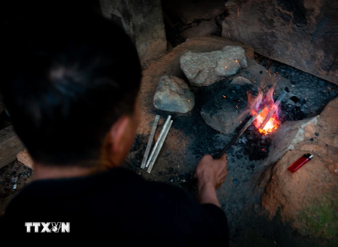 Bạc và các trang sức làm từ bạc có vai trò rất quan trọng trong đời sống văn hóa, tinh thần của dân tộc Nùng. Trong ảnh: Quá trình nung nóng để cán mỏng bạc. (Ảnh: Nam Thái/TTXVN)