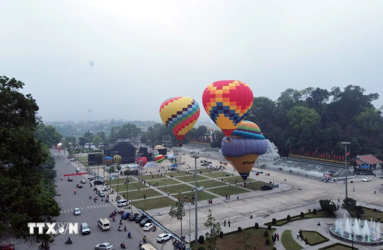 Ngày 28/4, tại Quảng trường Nguyễn Tất Thành, thành phố Tuyên Quang, tỉnh Tuyên Quang tổ chức khai mạc lễ hội khinh khí cầu quốc tế lần thứ II năm 2023. (Ảnh: Quang Cường/TTXVN)