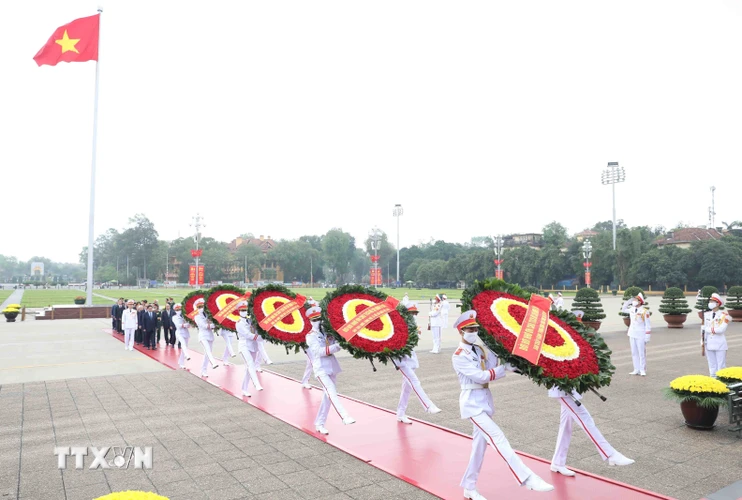 Nhân kỷ niệm 48 năm Ngày Giải phóng miền Nam, thống nhất đất nước (30/4/1975-30/4/2023), sáng 28/4, lãnh đạo, nguyên lãnh đạo Đảng, Nhà nước đã đặt vòng hoa và vào Lăng viếng Chủ tịch Hồ Chí Minh. (Ảnh: Minh Đức/TTXVN)