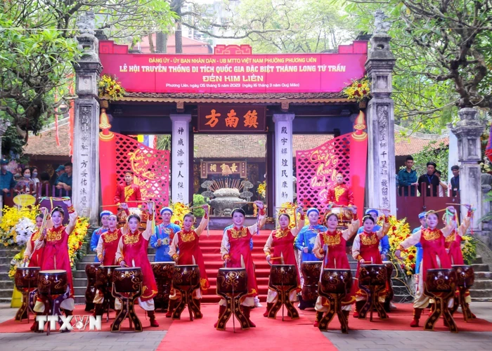 Tiết mục trống hội mở màn lễ hội truyền thống Đền Kim Liên. (Ảnh: Tuấn Đức/TTXVN)