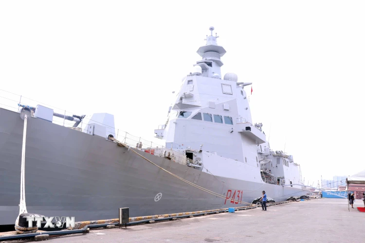 Sáng 9/5, tàu tuần tra của Hải quân Italy mang tên ITS Morosini, với thủy thủ đoàn gồm 132 sỹ quan, thủy thủ đã cập cảng Thành phố Hồ Chí Minh, bắt đầu chuyến thăm 4 ngày. (Ảnh: Xuân Khu/TTXVN)