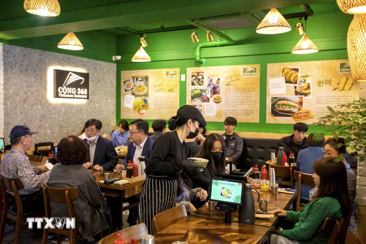 Cộng 365 được biết đến là một trong nhiều nhà hàng ẩm thực Việt Nam nổi tiếng ở Xứ sở Kim Chi. (Ảnh: Anh Nguyên/TTXVN)