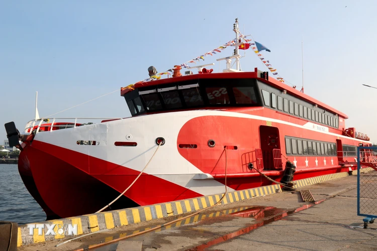Tàu cao tốc Trưng Trắc là tàu hai thân lớn nhất tuyến vận tải biển Phan Thiết- Phú Quý với sức chứa 600 hành khách. (Ảnh: Nguyễn Thanh/TTXVN)