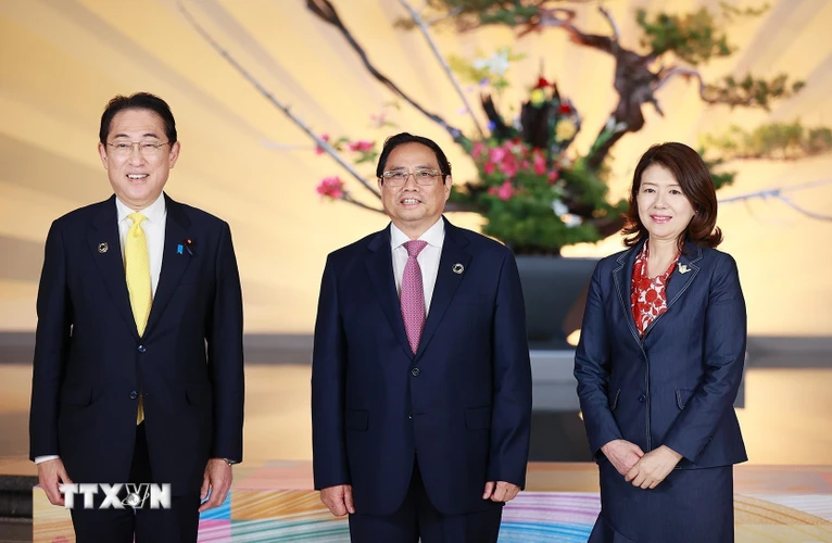 Thủ tướng Nhật Bản Kishida Fumio và Phu nhân đón Thủ tướng Phạm Minh Chính tham dự Hội nghị thượng đỉnh Nhóm các nước công nghiệp phát triển (G7) mở rộng. (Ảnh: Dương Giang/TTXVN)