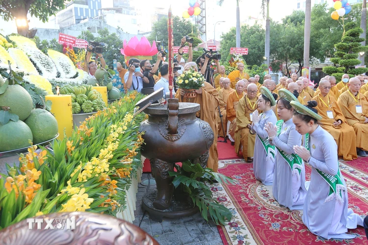 Nghi thức dâng hoa mừng Đại lễ Phật đản và tưởng niệm trọng thể 60 năm ngày Bồ tát Thích Quảng Đức vị pháp thiêu thân tại công viên tượng đài Bồ Tát Thích Quảng Đức. (Ảnh: Thanh Vũ/TTXVN)