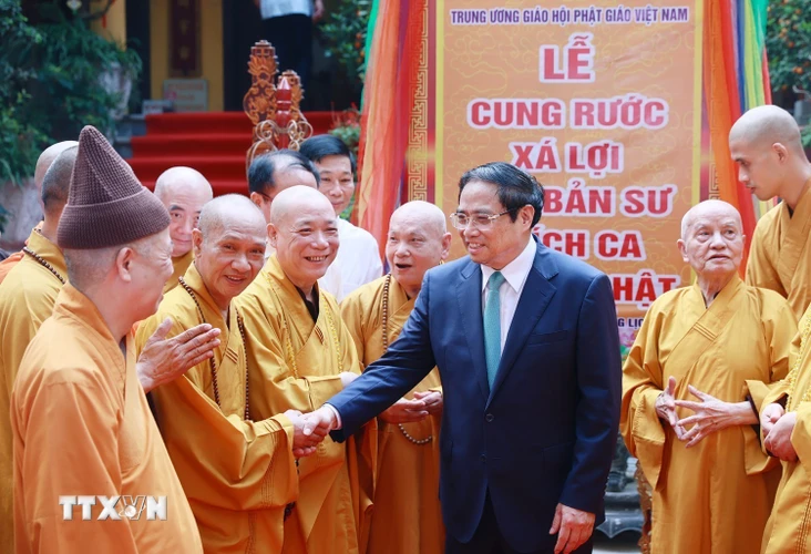 Thủ tướng Phạm Minh Chính thăm, chúc mừng các Chư tôn Giáo phẩm Giáo hội Phật giáo Việt Nam. (Ảnh: Dương Giang/TTXVN)