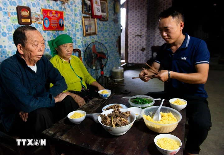 Mèn mén là món ăn quen thuộc trong mỗi bữa ăn của gia đình người Mông, được làm từ bột ngô. (Ảnh: Nam Thái/TTXVN)