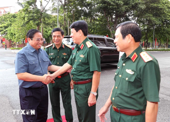 Lãnh đạo Bộ Quốc phòng đón Thủ tướng Phạm Minh Chính đến dự Hội nghị Quân chính Toàn quân 6 tháng đầu năm 2023. . (Ảnh: Trọng Đức/TTXVN)