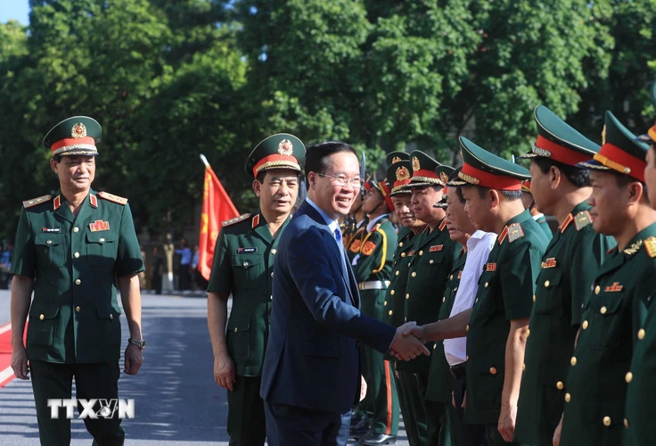 Sáng 13/7/2023, tại tỉnh Phú Thọ, Chủ tịch nước Võ Văn Thưởng kiểm tra công tác sẵn sàng chiến đấu và làm việc với Bộ Tư lệnh Quân khu 2 về thực hiện nhiệm vụ quân sự, quốc phòng 6 tháng đầu năm 2023. (Ảnh: Thống Nhất/TTXVN)
