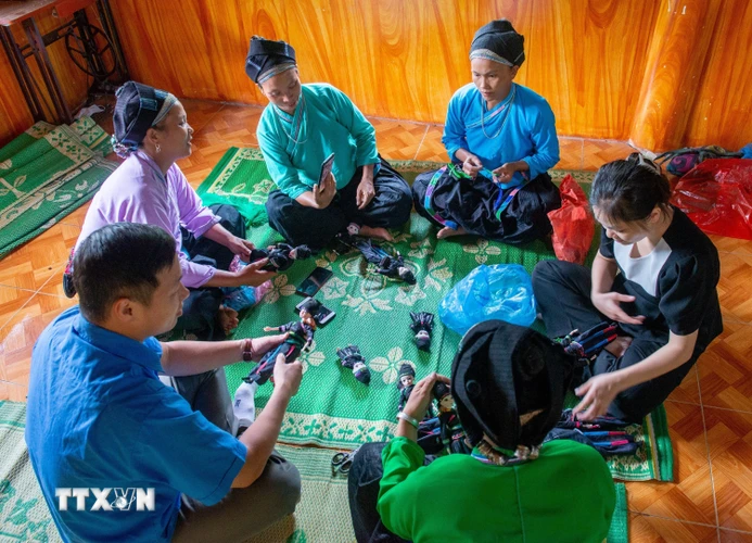 Từ tháng 3/2023 đến nay, Huyện đoàn Xín Mần (Hà Giang) kết hợp cùng các đơn vị, đoàn viên thanh niên ở các thôn, bản triển khai dự án búp bê với trang phục dân tộc, góp phần giữ gìn bản sắc văn hóa. (Ảnh: Nam Thái/TTXVN)