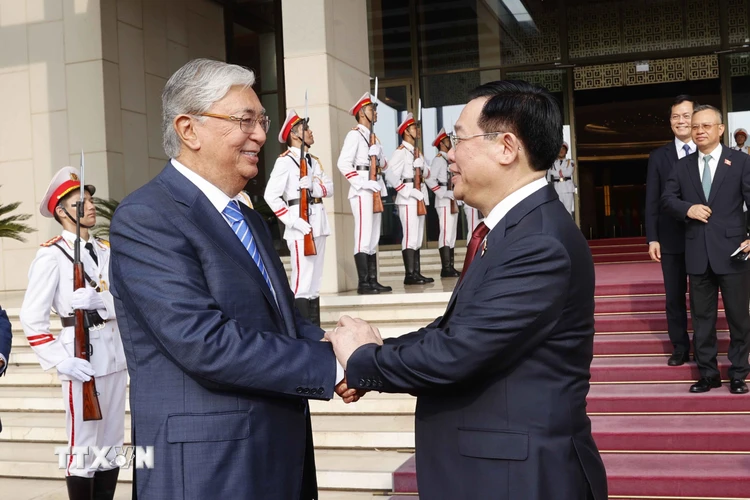 Chiều 21/8/2023, tại Hà Nội, Chủ tịch Quốc hội Vương Đình Huệ đón và hội kiến Tổng thống Cộng hòa Kazakhstan Kassym-Jomart Tokayev thăm chính thức Việt Nam. (Ảnh: Doãn Tấn/TTXVN)