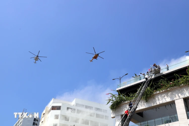Hai trực thăng cứu hộ được huy động tham gia diễn tập. (Ảnh: Đức Hiếu/TTXVN)