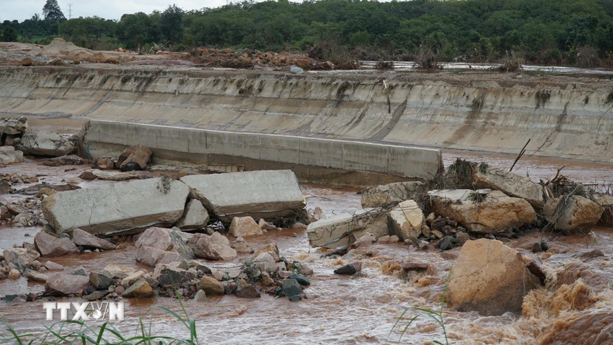 Hiện trường vụ vỡ đập Thủy điện Ia Glae 2 ở huyện Chư Prông, tỉnh Gia Lai. (Ảnh: Hoài Nam/TTXVN)