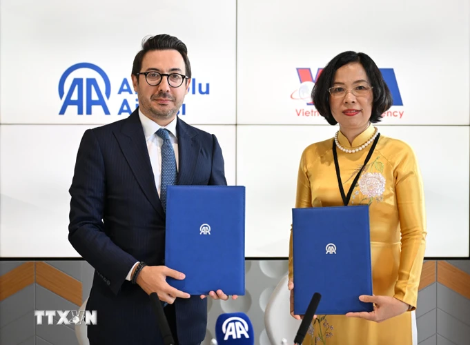 Tổng Giám đốc TTXVN Vũ Việt Trang và Chủ tịch kiêm Giám đốc điều hành hãng AA (Thổ Nhĩ Kỳ) ký lại Thỏa thuận Hợp tác Nghiệp vụ giai đoạn mới. (Ảnh: AA)