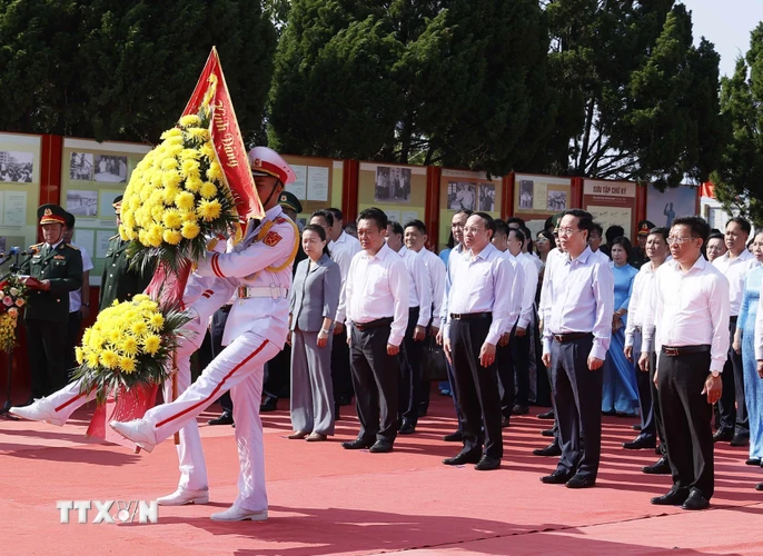 Chủ tịch nước Võ Văn Thưởng dâng hoa, dâng hương Chủ tịch Hồ Chí Minh tại Di tích Quốc gia Đặc biệt Khu Lưu niệm Chủ tịch Hồ Chí Minh ở huyện Cô Tô, Quảng Ninh. (Ảnh: Thống Nhất/TTXVN)