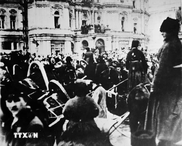Nhân dân đổ về Quảng trường Kiev trong những ngày đầu Cách mạng năm 1917. (Ảnh: Tư liệu TTXVN)
