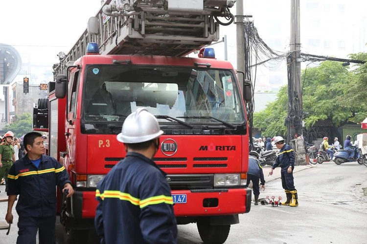 Lực lượng cứu hỏa nhanh chóng có mặt tại hiện trường vụ cháy quán Karaoke trên phố Hào Nam (Ảnh: Minh Sơn/Vietnam+)