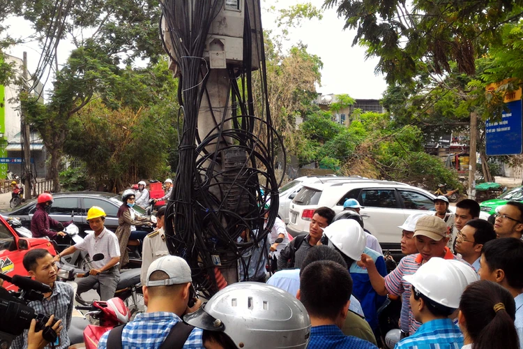 Dư luận rất ủng hộ việc thanh thải, bó gọn các đường dây đi nổi trên địa bàn Hà Nội. (Ảnh: Trung Hiền/Vietnam+)